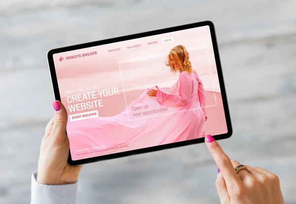 Vrouw Bouwt Haar Website Tablet Computer — Stockfoto