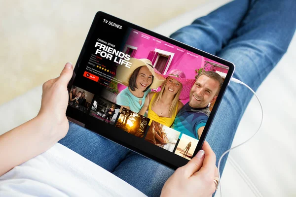 Frau Sieht Fernsehserien Auf Tablet Während Sie Bequem Hause Auf — Stockfoto