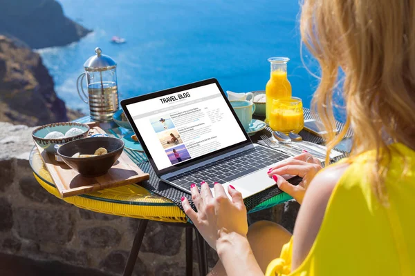 Mujer Escribiendo Blog Viajes Portátil — Foto de Stock