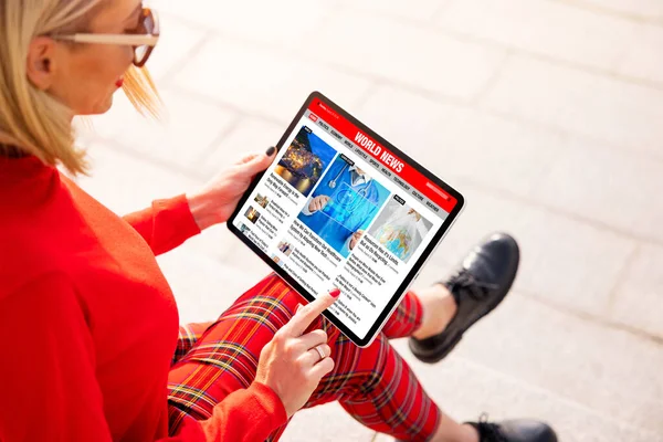 Vrouw Leest Nieuws Online Tablet Computer — Stockfoto