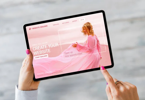 Femeie Își Construiește Site Tabletă fotografii de stoc fără drepturi de autor