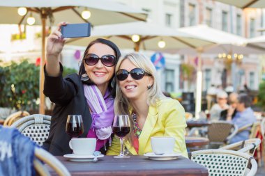 İki kadın selfie çekiyor.