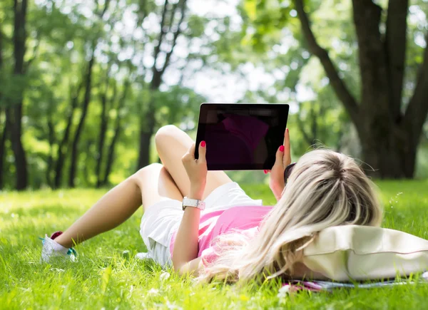 Чтение книг. Reading a blog. Человек с планшетом читает. Студент с планшетом. Свой блог.