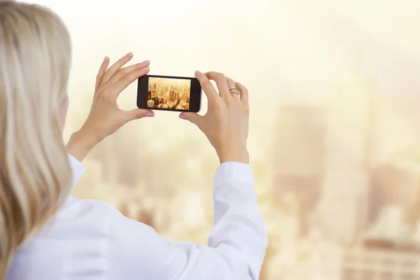 Kadın alarak fotoğraf şehrin sabah ışık, iş ve başarılı kurumsal kariyer kavramı — Stok fotoğraf