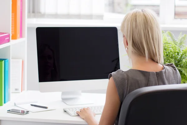 Junge professionelle Frau arbeitet im Büro — Stockfoto