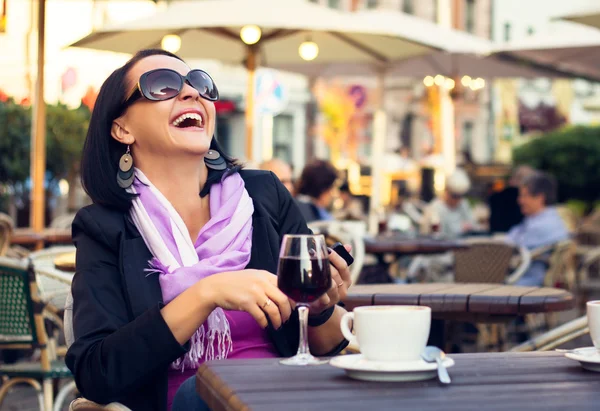 Donna che si gode la serata con caffè e vino nel caffè all'aperto — Foto Stock