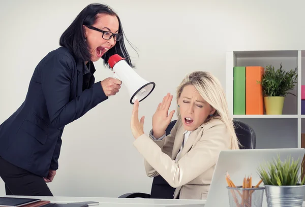 Gekke baas schreeuwen op werknemer op megafoon — Stockfoto