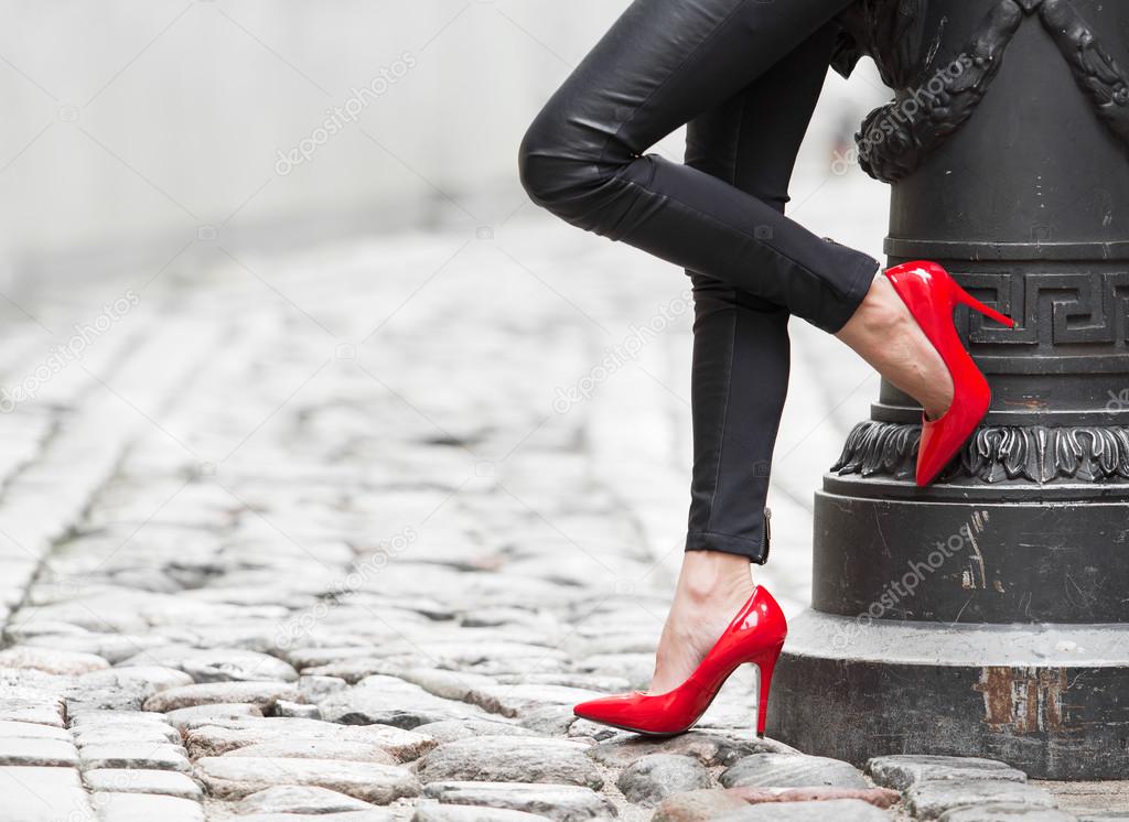 kırmızı topuklu ayakkabı giyen kadın ile ilgili görsel sonucu