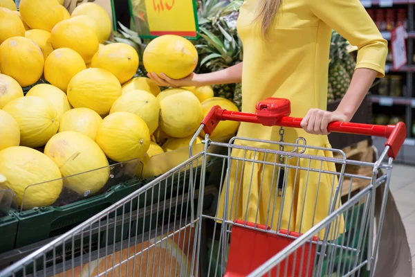 Mujer comprando frutas en el supermercado — Foto de Stock