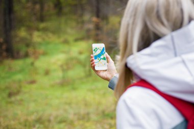 Smartphone navigasyon uygulama kullanan kadın