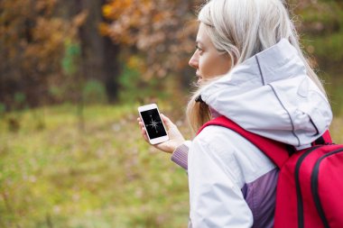 Pusula uygulaması onun smartphone üzerinde kontrol kadın