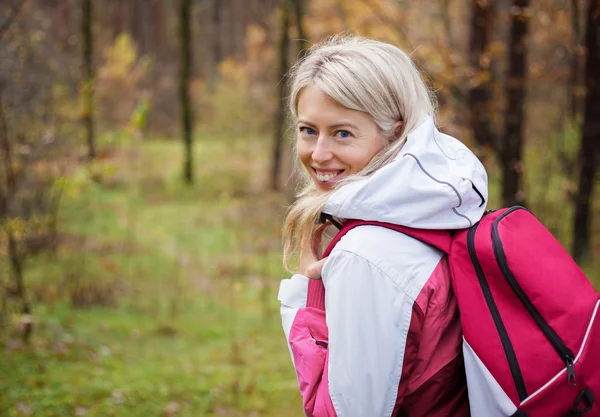 年轻的女人在树林里徒步旅行 — 图库照片