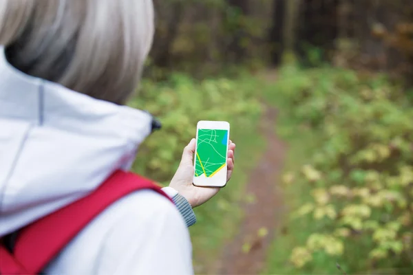 Woman using navigation app on smartphone — Stock Photo, Image