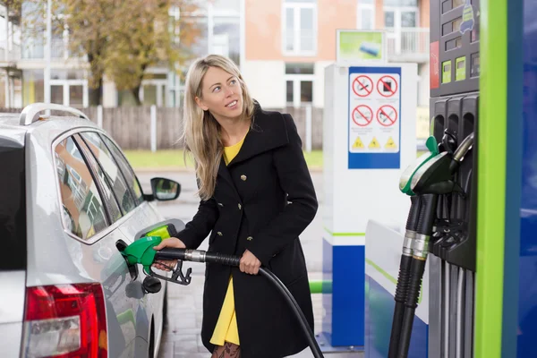 Mulher reabastecendo carro com combustível — Fotografia de Stock