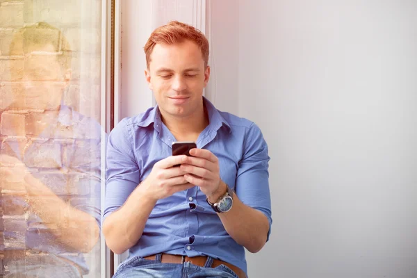 Young man using smartphone — Stock Photo, Image
