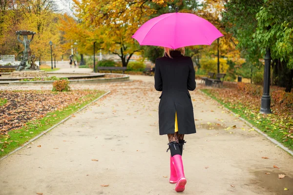 Mujer caminando en el parque en otoño — Foto de Stock