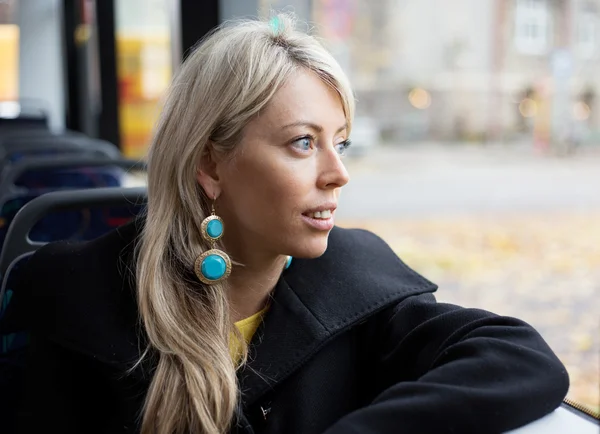 公共交通機関を利用する女性 — ストック写真