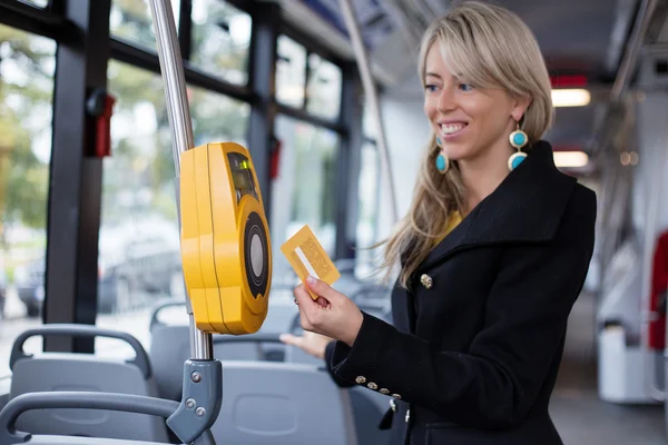 Женщина проверяет электронный билет в общественном транспорте — стоковое фото