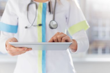 Kadın doktor hastane içinde işte iPad kullanma