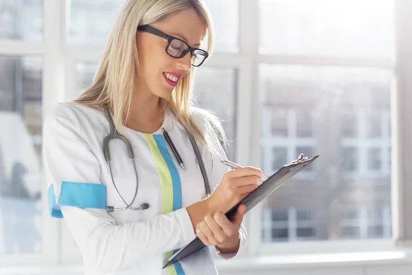 Young female doctor working in hospital — Stock Photo, Image