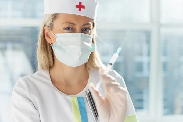 Nurse holding syringe — Stock Photo, Image