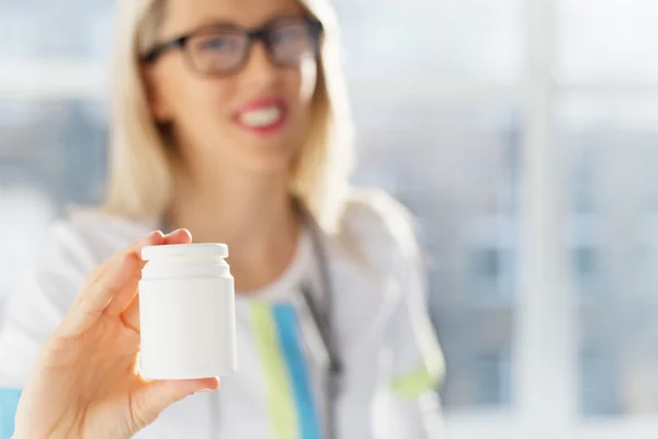 Médico segurando garrafa pílulas medicamento branco não rotulado — Fotografia de Stock