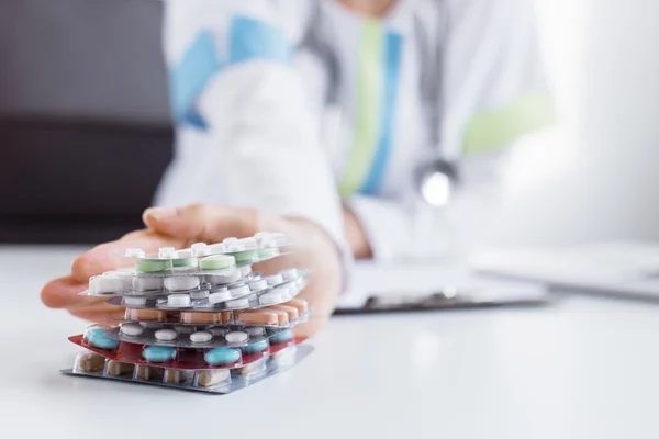 Лікар дає багато медичних таблеток пацієнту — стокове фото