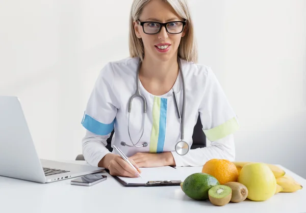 Voedingsdeskundige vrouwelijke arts — Stockfoto