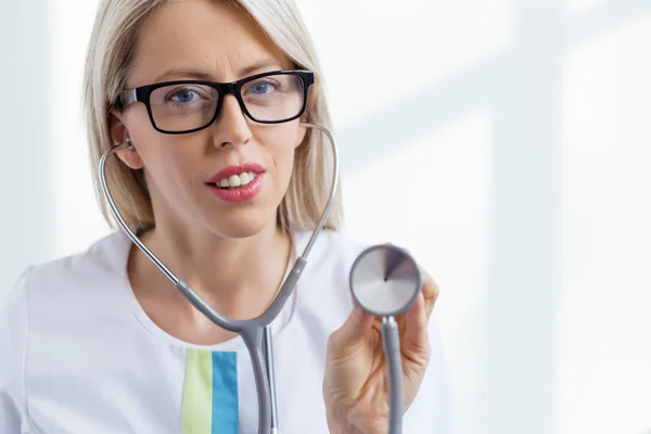 Doctora escuchando con estetoscopio — Foto de Stock