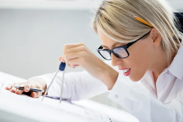 Engenheira inteligente trabalhando no projeto com bússola de desenho — Fotografia de Stock