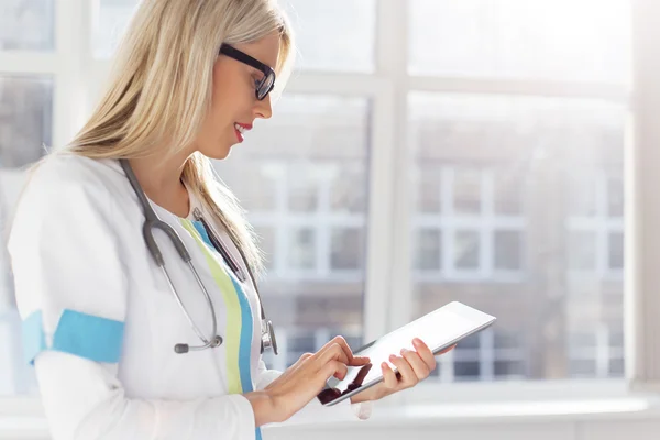 Dokter perempuan melihat catatan medis pada komputer tablet Stok Lukisan  