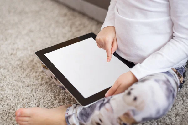 Dziecko przy użyciu komputera typu tablet — Zdjęcie stockowe