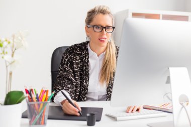 Bilgisayar ile çalışan genç profesyonel kadın tasarımcı