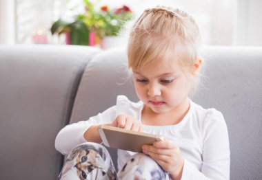 akıllı telefon kullanan küçük kız