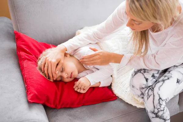 Mãe com seu filho doente — Fotografia de Stock