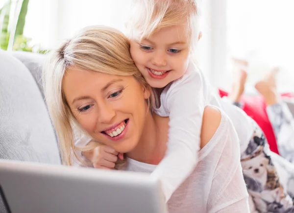 Madre e figlia utilizzando tablet — Foto Stock