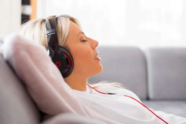 Расслабленная женщина слушает музыку — стоковое фото