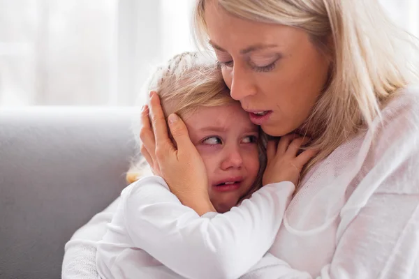 Madre con su hija llorando — Foto de Stock