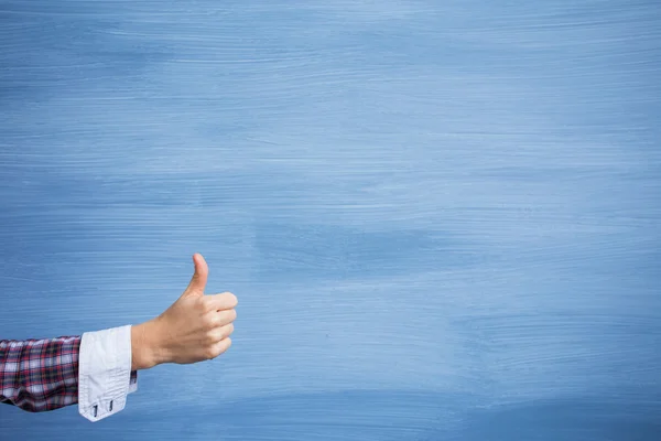 Eller baş parmaklarını gösteriyor.