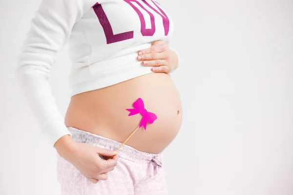 Femme enceinte attend bébé fille — Photo