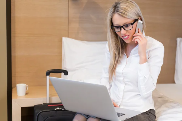 Zakenvrouw werken in een hotelkamer — Stockfoto