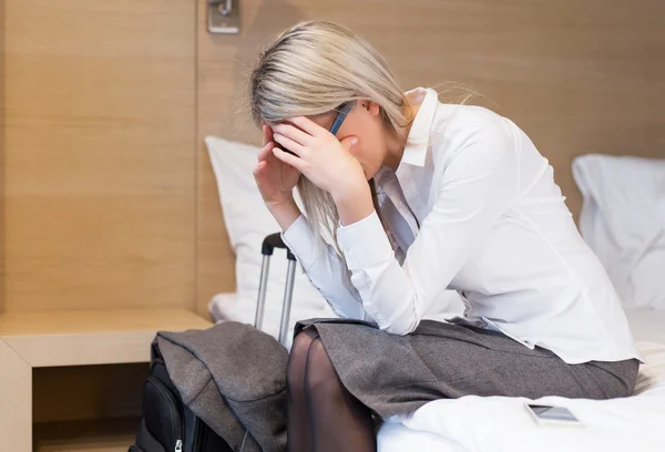 Uitgeput zakenvrouw in hotelkamer — Stockfoto