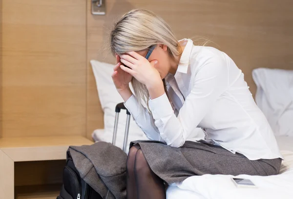 Esausta donna d'affari in camera d'albergo — Foto Stock