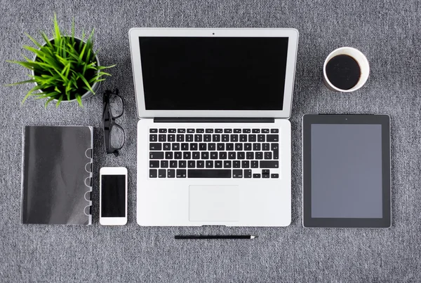 Itens de trabalho do profissional criativo e gadgets de tecnologia de cima — Fotografia de Stock