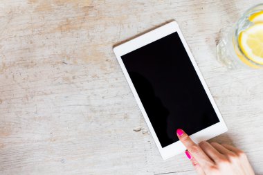 Beyaz tablet bilgisayar