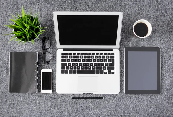 Artigos de trabalho e gadgets tecnológicos — Fotografia de Stock