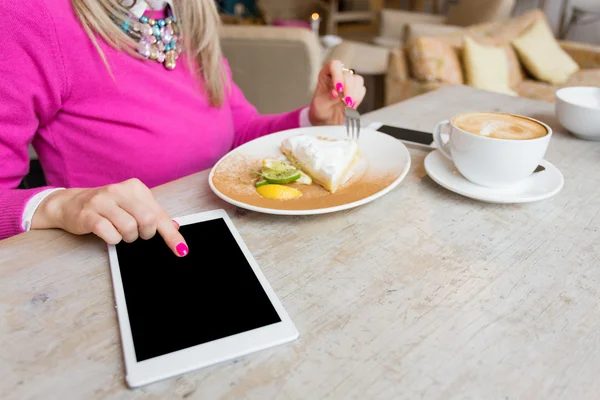 Frau benutzt Tablet-Computer — Stockfoto