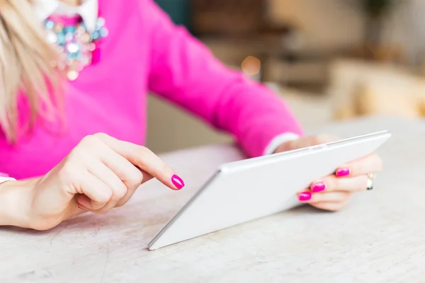 Vrouw met tabletcomputer — Stockfoto