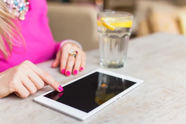 Vrouw met tabletcomputer — Stockfoto