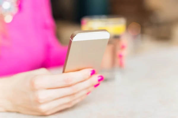 Mujer mensajes de texto en el teléfono inteligente — Foto de Stock